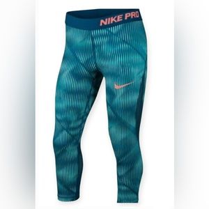 NWT•NIKE• Girl’s Hypercool Pro Capri Leggings Size Medium